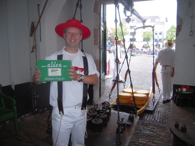 2011-6-24 - alkmaar - viernes mercado de quesos 39