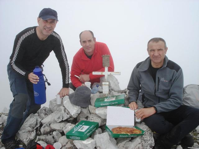 expertos en montaa cogiendo fuerzas en el picu jultayu del mazizo occidental de los picos de europa - mayo 2011