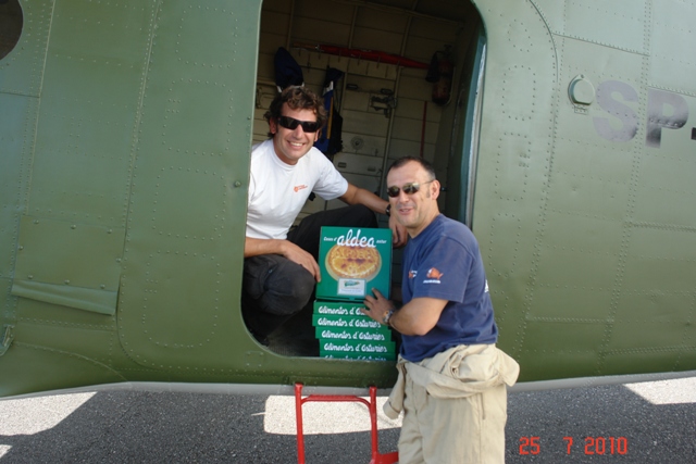 julio 2010 - nuestros amigos castor y juan cargando su avin despues del v festival aereo de gijn