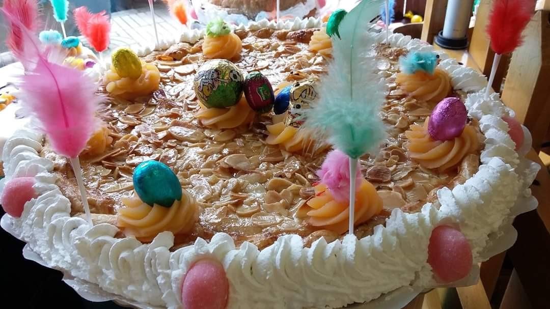 Bollo de Pascua – Tarta de almendra decorada