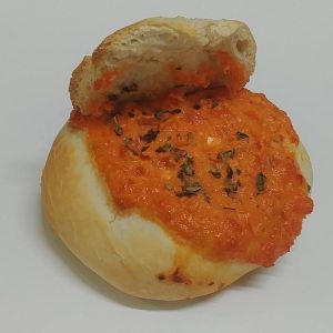 Nido de Cecina, queso de cabra y salsa tumaca